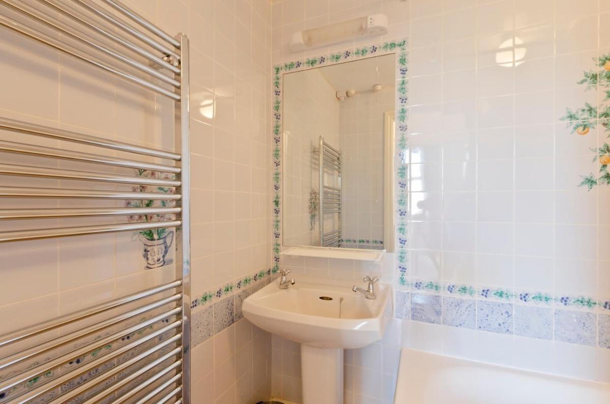 Notting Hill Charm -Sleeps 5 - Urban Retreat Appartement Londen Buitenkant foto